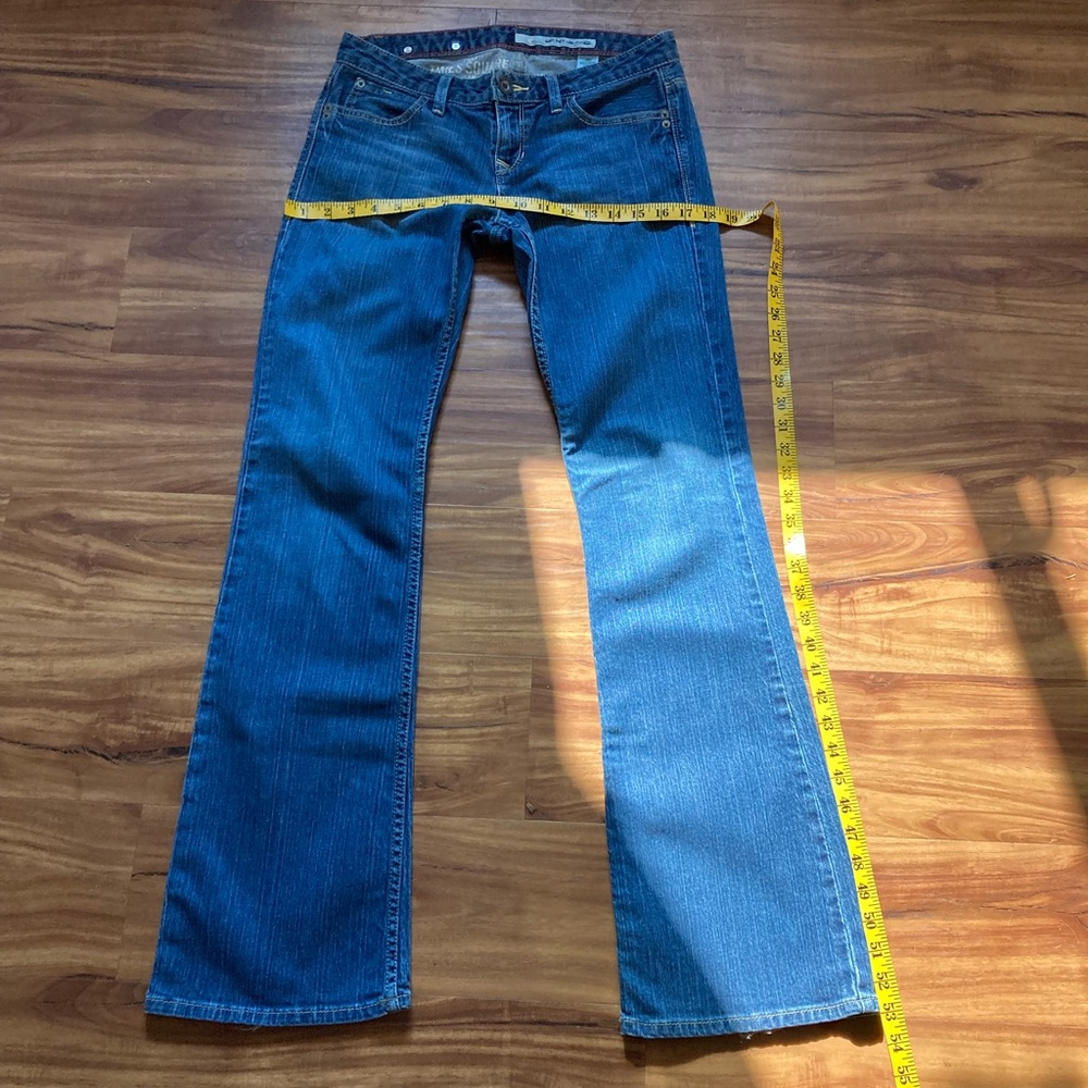 Woman’s cotton/spandex jeans, size 28 Regular.